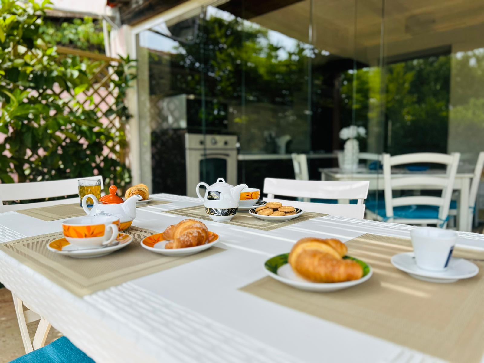 Colazione in veranda con giardino