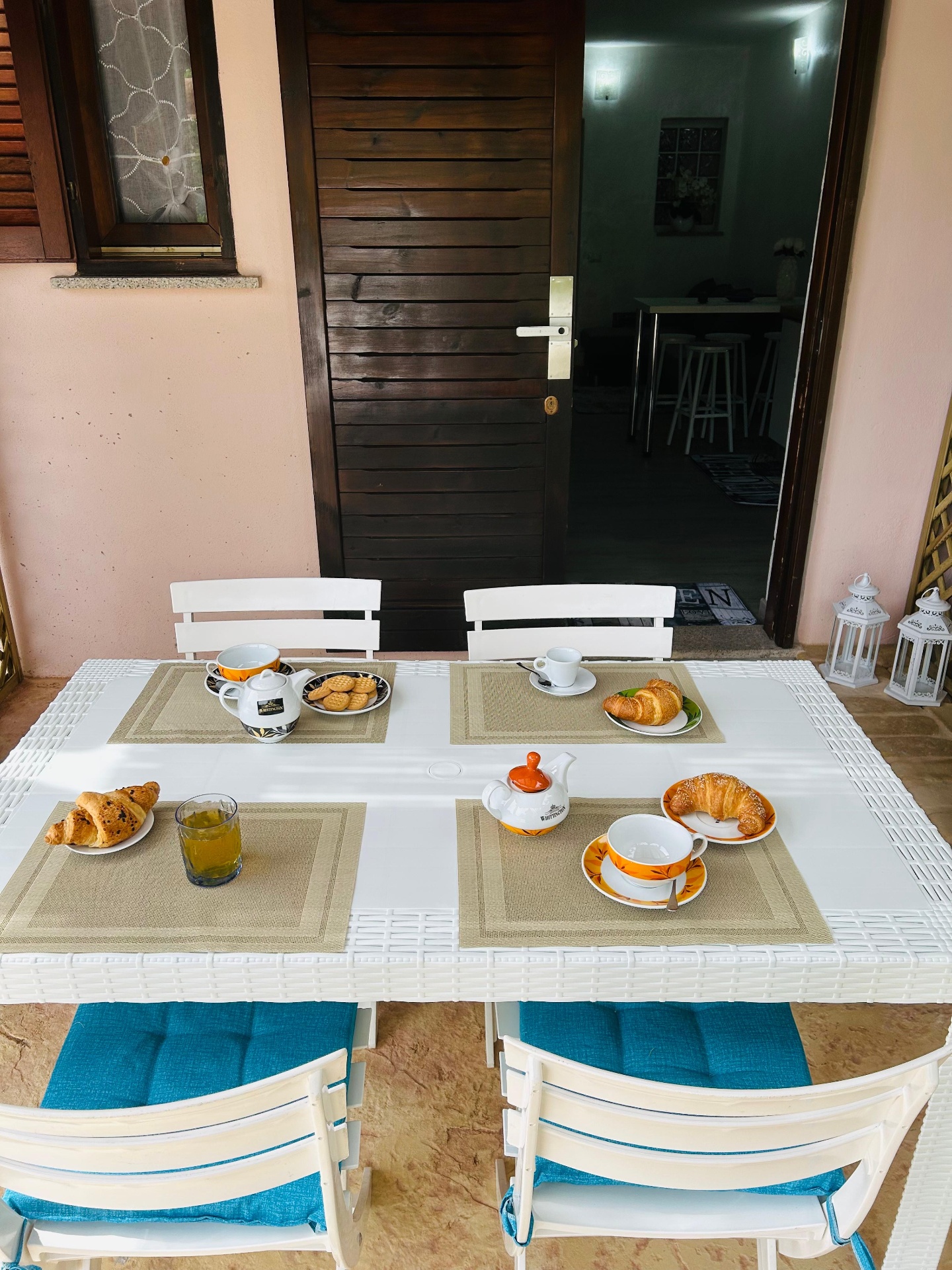 Tavolo della colazione davanti all'ingresso del bilocale