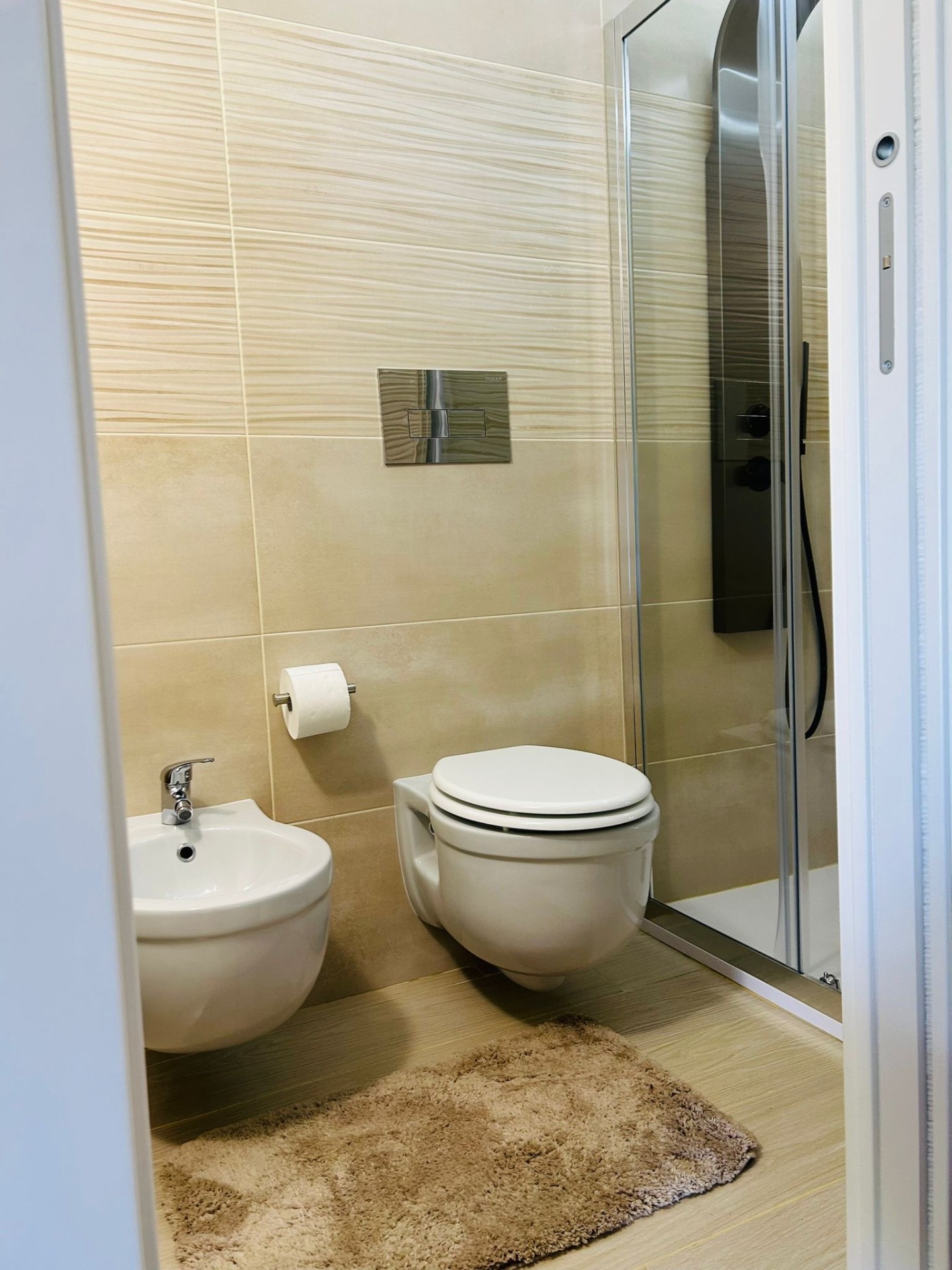 Bagno con sanitari sospesi