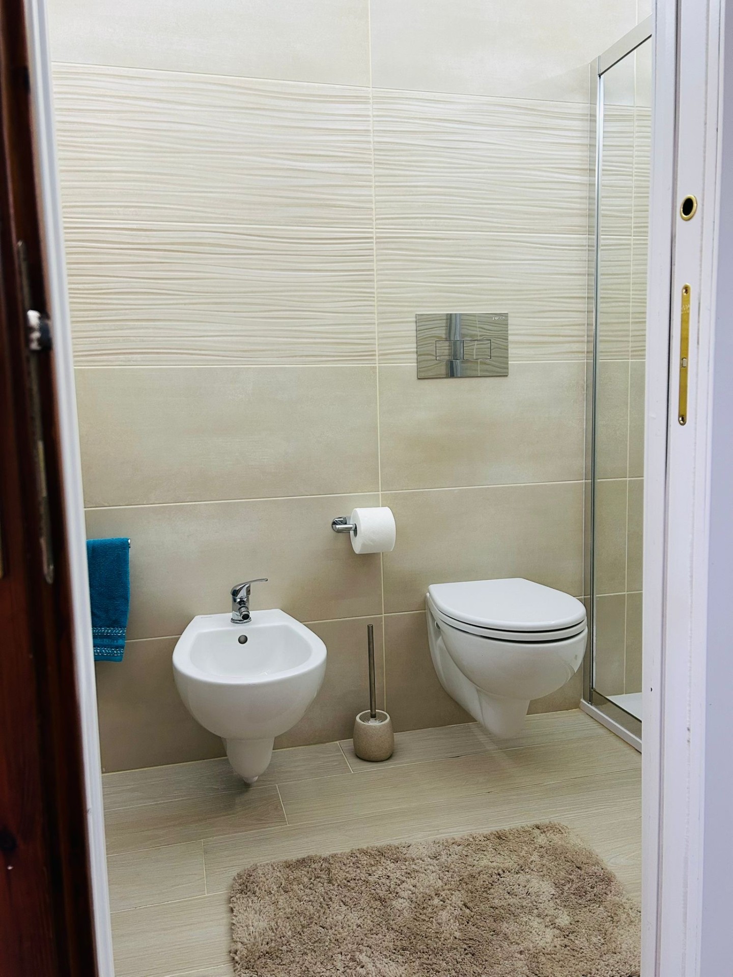 Bagno con sanitari sospesi e bidet