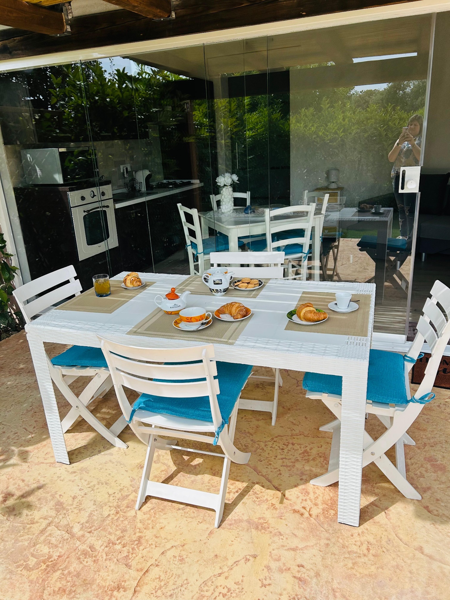 Veranda con tavolo apparecchiato per la colazione