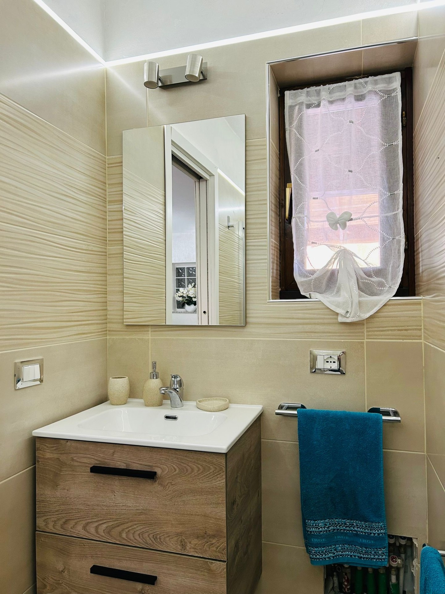 Bagno con lavabo e mobile in legno
