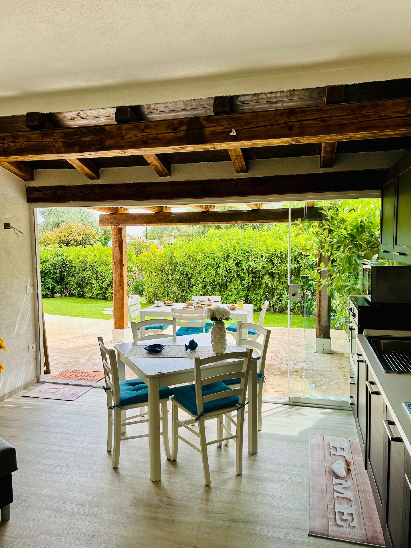 Soggiorno con vista sul giardino