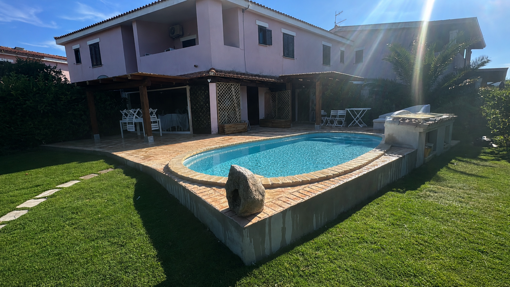 Casa con piscina e barbecue nel giardino privato