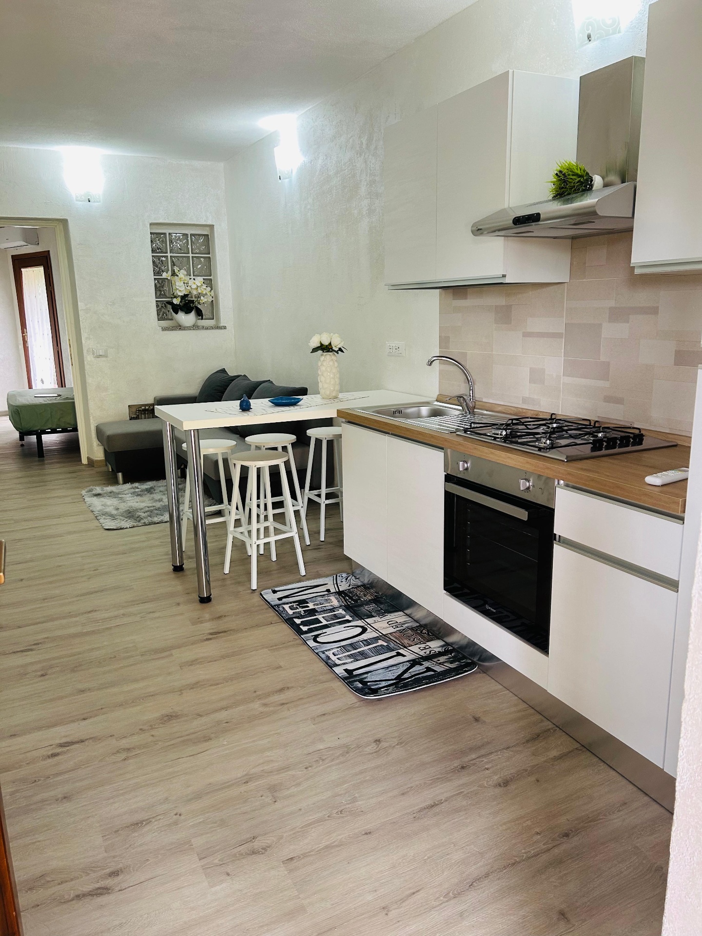 Angolo cottura con bancone snack e zona living